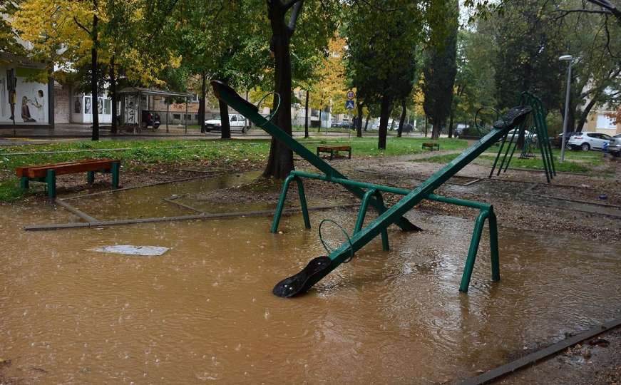 Prva jesenja kiša u Mostaru izazvala poplave i prometni kolaps